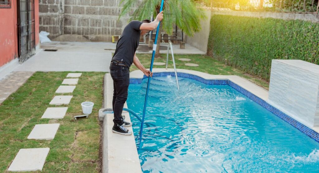 Cleaning the pool interior